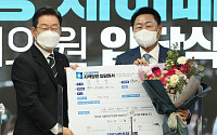[포토] 김관영 전 의원에게 입당원서 받은 이재명 민주당 대선후보