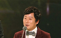 [2011 KBS 연예대상] 이수근, 쇼오락 MC 부문 최우수상 &quot;강호동에게 영광 돌린다&quot;
