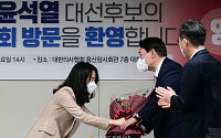 [포토] 의사협회 방문, 꽃다발 받는 윤석열 후보