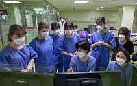 [포토] 업무보는 혜민병원 중환자실 의료진들