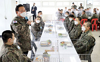 [포토] 김부겸 총리, 장병들과 식사하며 격려사