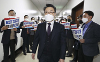 [포토] 야당의원 항의속 법사위 출석하는 김진욱 공수처장