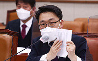 [포토] '통화내역 자료 보이며 답변하는 김진욱 공수처장'