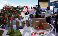 로봇이 사과 따고, 사진도 찍고…두산이 CES서 그린 미래 기술