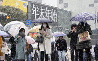 일본, 코로나 확진자 이틀 연속 8000명 넘어...이달 말까지 비상조치