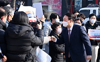 [포토] 인천시민들과 인사하는 윤석열 후보