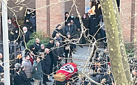 [포토] 이탈리아 극우 인사 장례식에 등장한 ‘나치’ 깃발