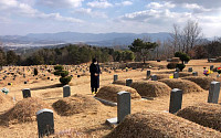 '잠행' 심상정, 광주사고현장 방문 뒤 배은심 여사 묘소 참배