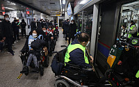 서울 지하철 4호선 지연...장애인단체 출근길 시위 여파