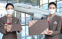 아시아나항공, 승무원 유니폼으로 '파우치' 제작…판매도 고려