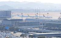 [포토] 설연휴 5일, 김포공항 주차장 '북적'