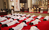 [포토] 엎드려 기도하는 사제 수품 후보자들
