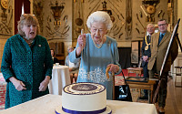 영국 여왕, 조촐한 즉위 70주년 기념식 보내...“카밀라 왕비 칭호 받길 바라”