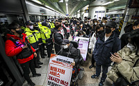 출근길 지하철 3호선 운행 지연...장애인단체 경복궁역서 시위