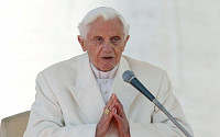 프란치스코 교황 &quot;베네딕토 전 교황 건강 악화…기도해달라”