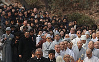 [포토]해인사로 향하는 지관스님 법구