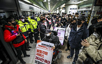 출근길 지하철 5호선 운행 지연...장애인단체 동대문역사문화공원역서 시위
