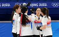 [베이징 동계올림픽] 한국 女 컬링 ‘팀킴’, 영국에 9-7로 승리…예선 첫 승 ‘1승 1패’