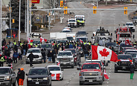 캐나다 경찰, 미국 국경 가로막은 시위대 해산…다리 곧 재개