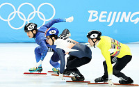[베이징 동계올림픽] 황대헌, 기막힌 날밀기로 대역전…500m 준결승 진출