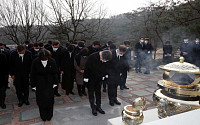 [포토] 김대중 전 대통령 묘역 찾은 이재명 후보