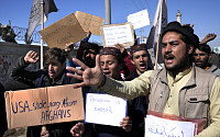 미국, 아프간 내 억류자 석방 난항...현지선 “동결자금 반환” 시위