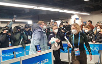 [베이징 동계올림픽] ‘도핑 파문’ 발리예바, 눈물로 심정 고백…“내가 통과해야 하는 단계”
