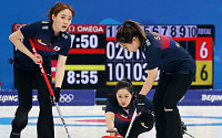 [베이징 동계올림픽] 한국 女 컬링 ‘팀킴’, 덴마크에 짜릿한 역전승…“4강 기다려!”