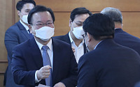 [포토] 참석자들과 인사하는 김부겸 총리