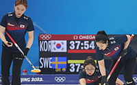 [베이징 동계올림픽] “4강 가자!”…한국 컬링, 스웨덴에 3-2 ‘선승’