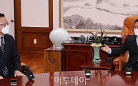[포토] 추경 처리 당부위해 박병석 의장 찾은 김부겸 총리