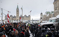 [포토] 캐나다, 백신 의무화 반대 시위대 해산 나서