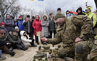 우크라이나 “러시아 침공 후 민간인 352명 사망”