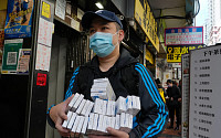 홍콩, 코로나19 확산에 도시 봉쇄 계획…“17일부터 전수 검사 시작”