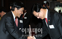 [포토]신년인사 나누는 홍석우 지식경제부 장관