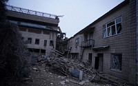 [우크라이나 침공] 러시아, 민간 지역 계속 공격...키예프 인근 아파트 붕괴