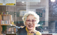 그녀는 63년째 ‘온 에어’… 이성화 상업방송 최초 여성 아나운서