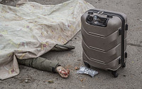 [우크라이나 침공] 러시아군 포격으로 일가족 거리서 사망