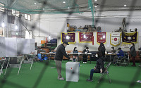 [포토] '야구훈련장에서 대선 투표를'