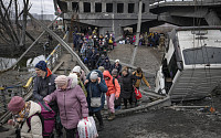 [우크라이나 침공] 러, 원전 공격·병원 표적서 피란민 공격까지 계속되는 국제법 위반