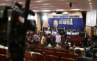 [포토] 더불어민주당 개표 상황실 '분주'