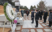 [포토] 김대중대통령묘소 찾은 윤호중 비대위원장
