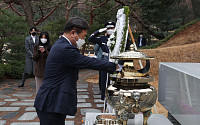 [포토] 김대중대통령 묘소 찾아 분향하는 윤호중