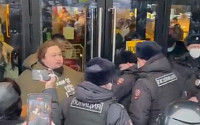 [랜선핫이슈] 맥도날드 문에 몸 묶은 러시아인·오토바이 주차료 논란·아들 2000번 때려 숨지게 한 친모