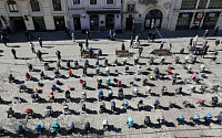우크라이나 광장에 등장한 109개의 유모차…희생된 어린 천사들 상징