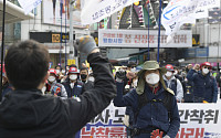 [포토] 인수위로 행진에 앞서 구호 외치는 공공운수노조