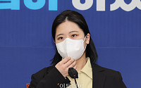[포토] 마스크 만지는 박지현 위원장