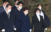 [포토] 부친 묘역 참배 후 이동하는 박근혜 전 대통령
