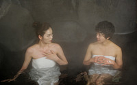 '난로' 이시영-황선희 쇄골라인 돋보이는 목욕신 공개