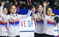 여자 컬링 ‘팀 킴’, 올림픽 설움 날렸다…세계선수권 준우승